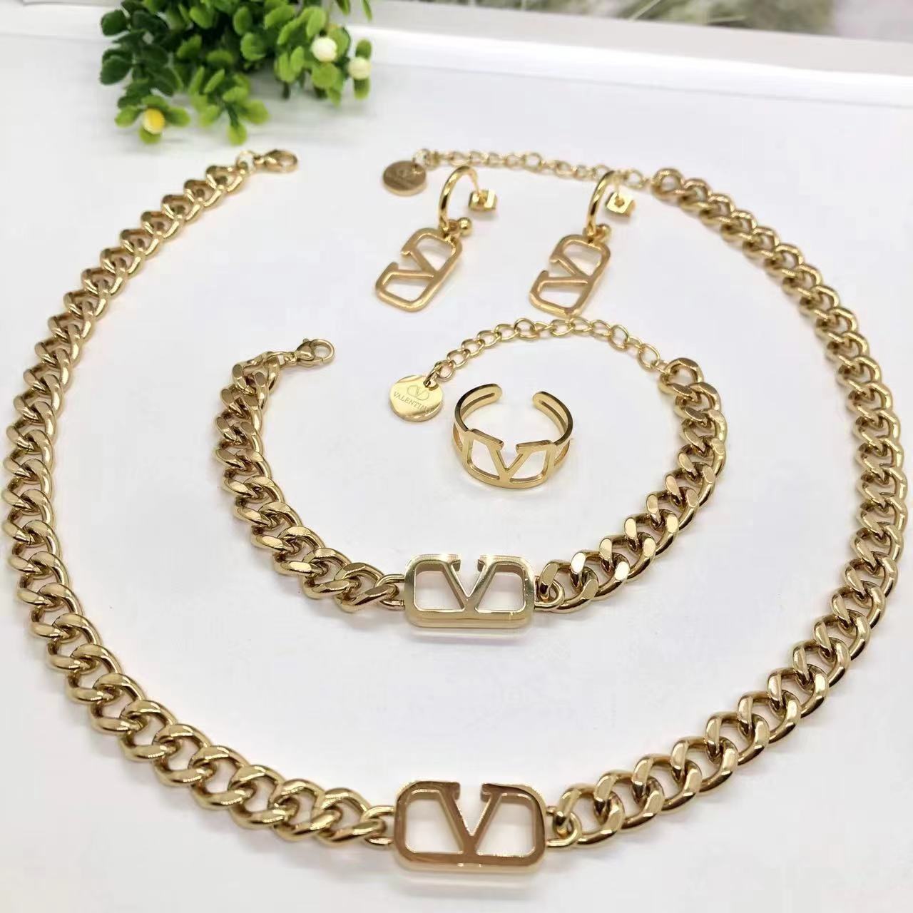 Luxury 18k Gold Plated Stainless Steel V 4 Piece Set Gold